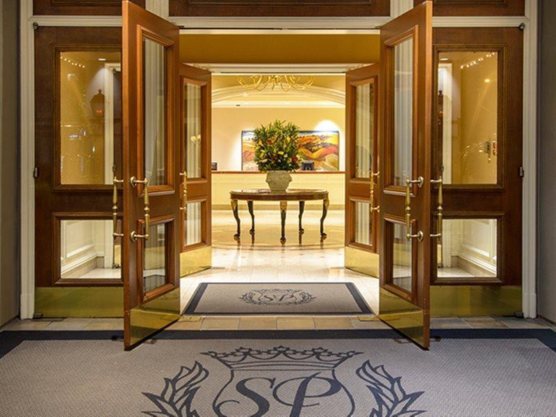 The Sutton Place Hotel Ванкувер Экстерьер фото Entrance to the hotel