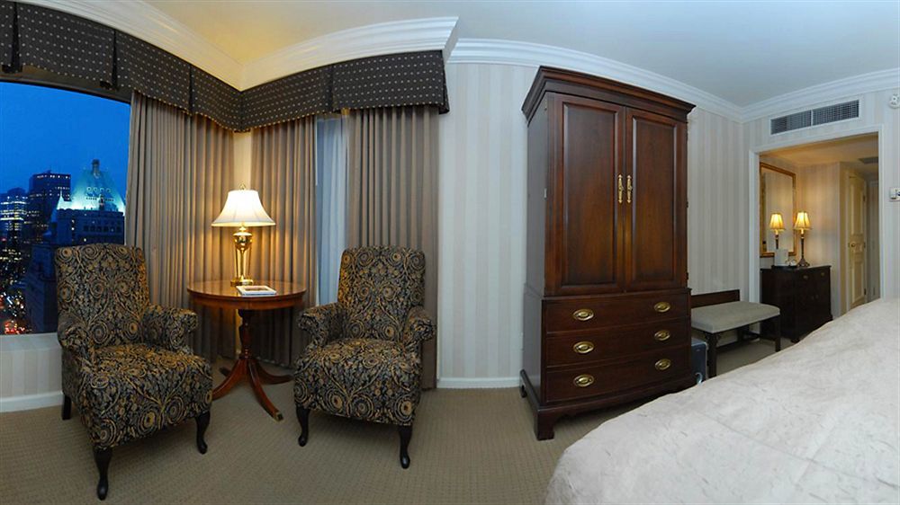 The Sutton Place Hotel Ванкувер Экстерьер фото A bedroom at the hotel