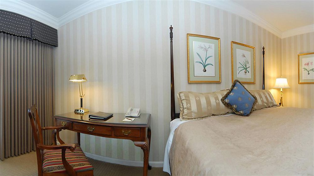The Sutton Place Hotel Ванкувер Экстерьер фото A bedroom at the hotel
